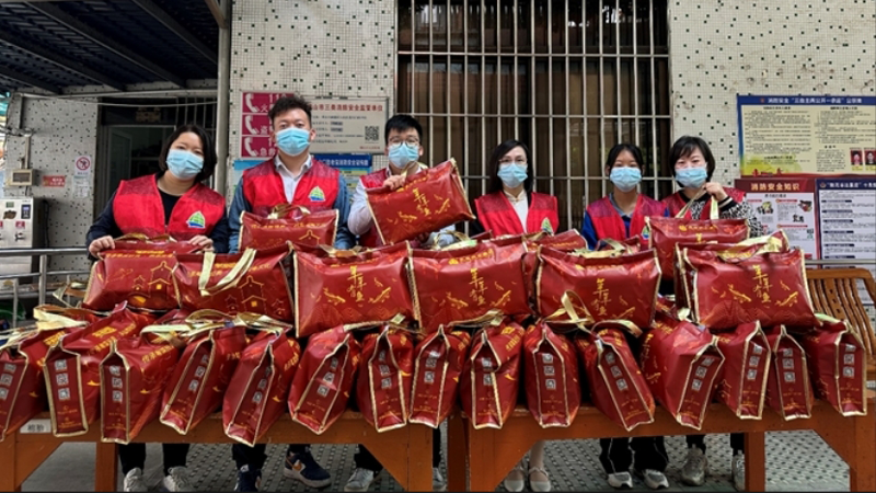 拜早年，传爱心！香港和宝典资料大全2走访慰问老人中心